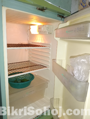 একটি স্যামসাং ব্র্যান্ডের ফ্রিজ বিক্রি করা হবে